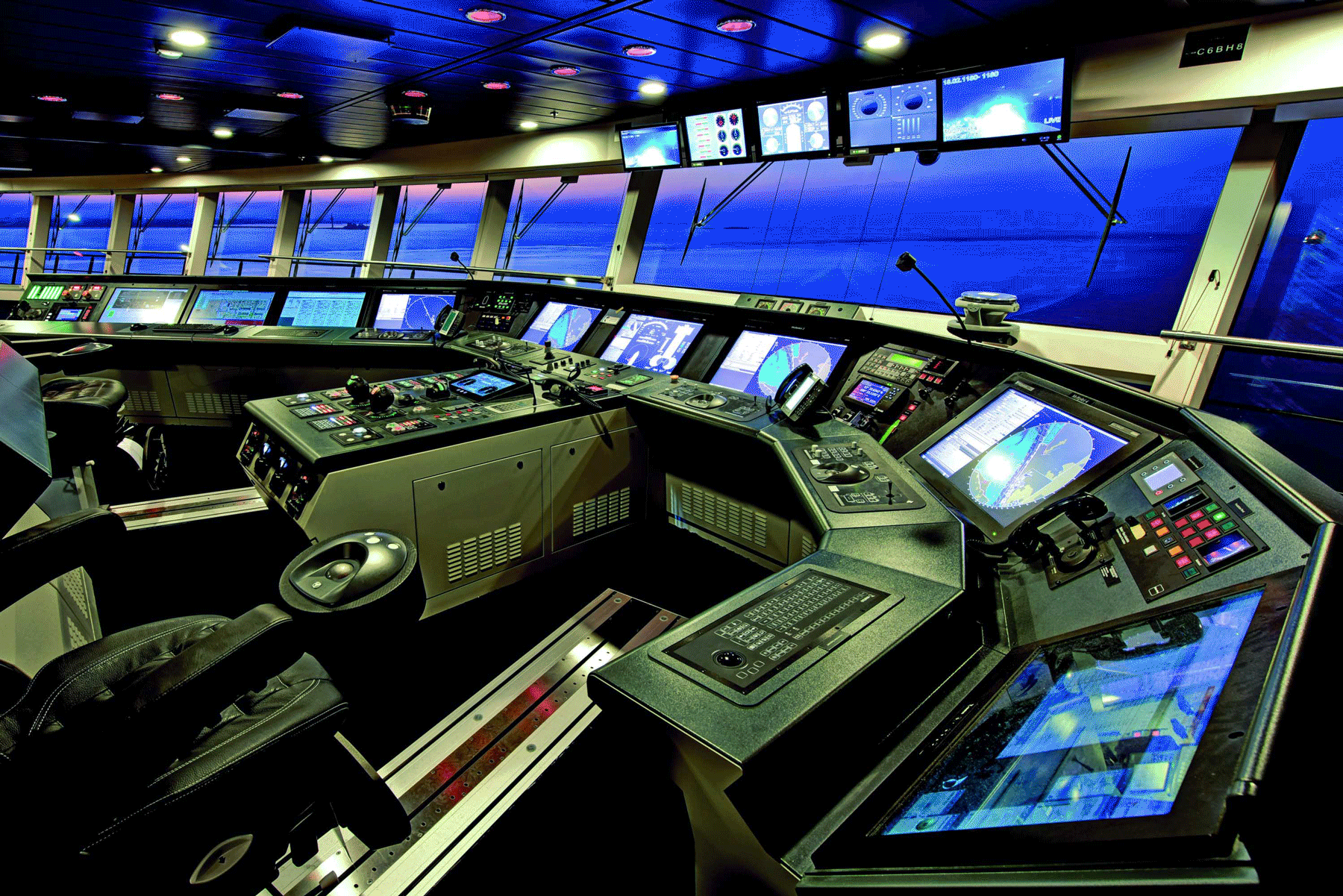 舰船驾驶舱显控装置